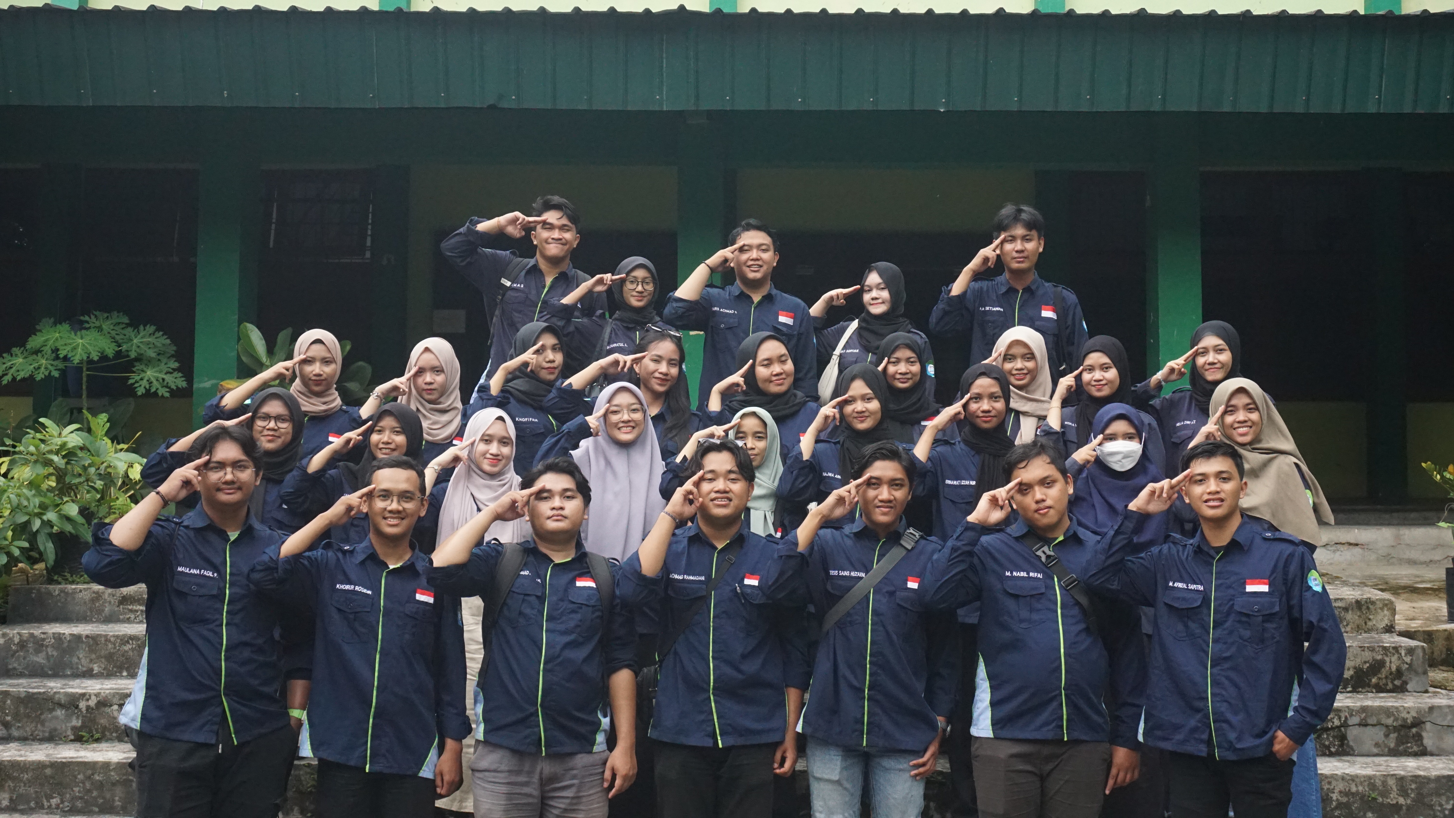 Foto bersama anggota organisasi mengenakan seragam biru tua